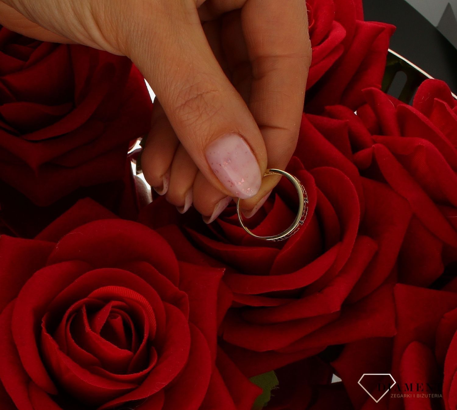 Złoty pierścionek damski obrączka Droga grecka z czarną cyrkonią 375 PI 6334 375.  Złoty pierścionek obrączka. Wzór drogi grecki (2).jpg